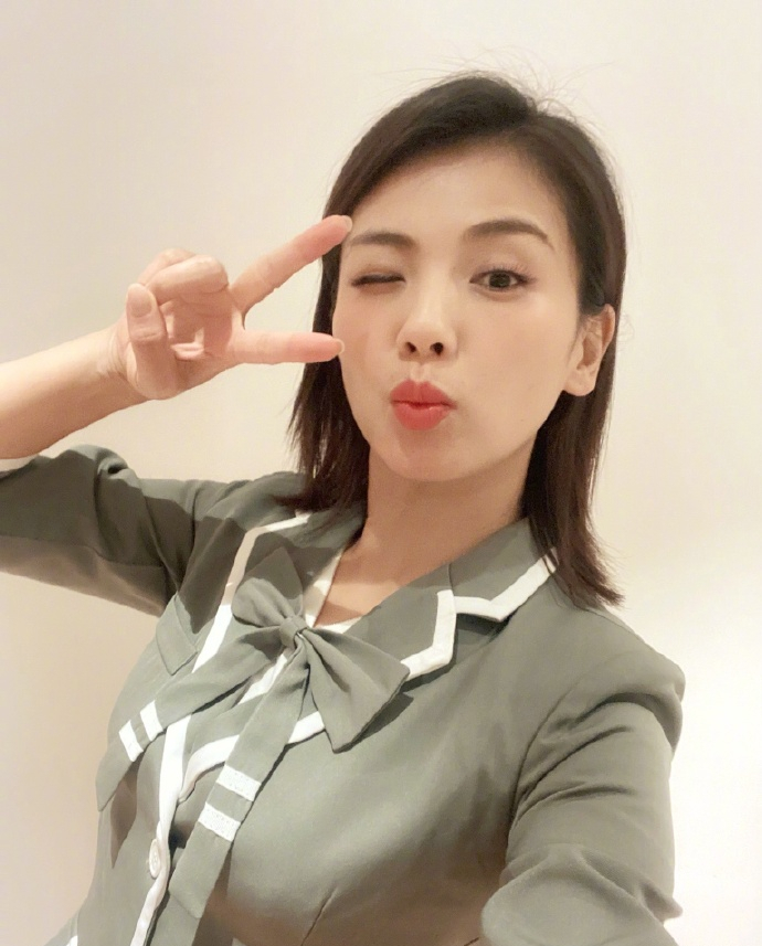 刘涛参加女团穿JK制服，嘟嘴卖萌扮嫩，自嘲跳起舞会崩开