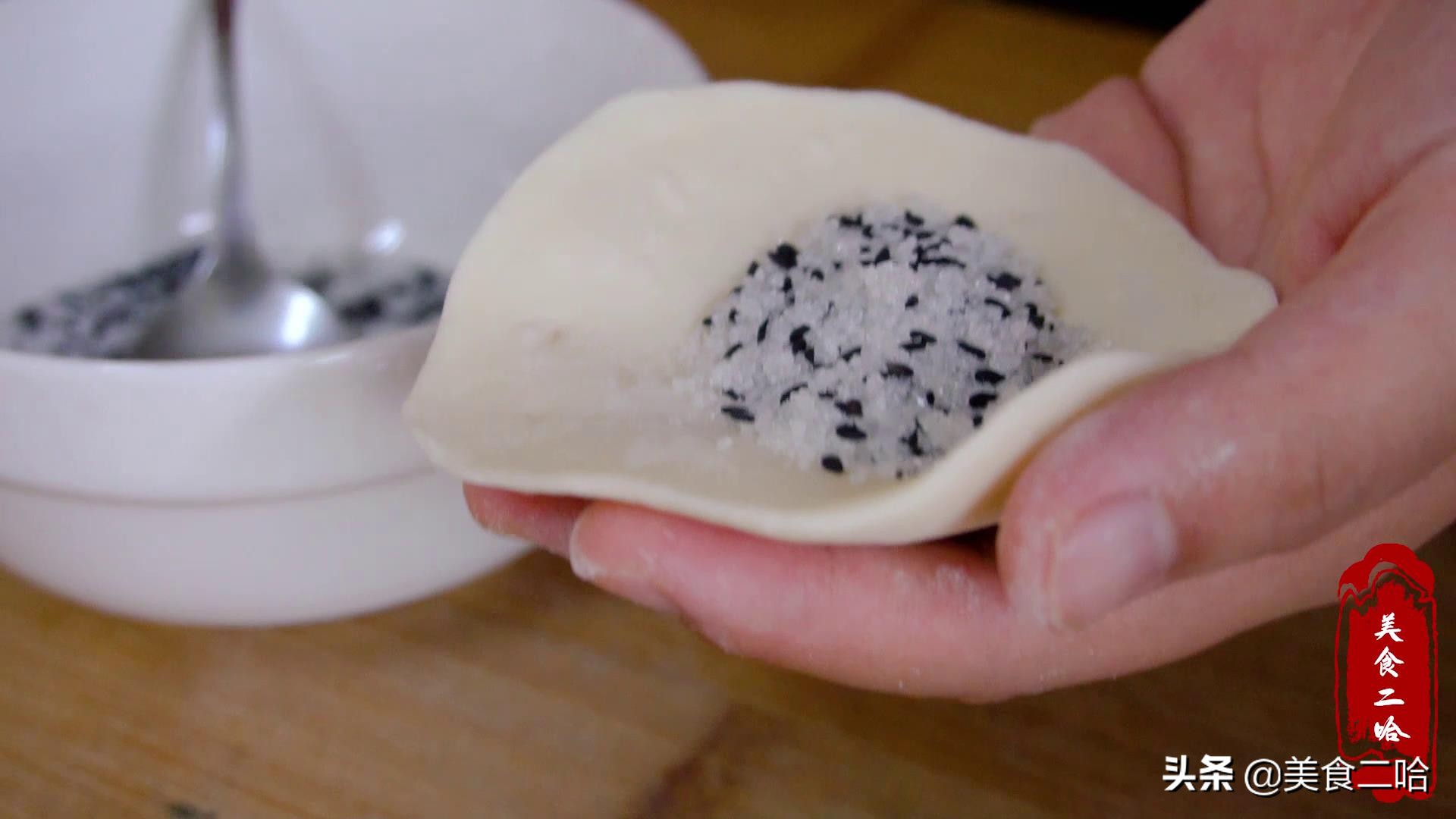 People in Shandong really know how to make sugar biscuits, so they just splash the flour with boiling water.