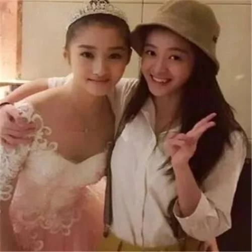 关晓彤幼时4位好友，前3位都成巨星，而最帅的他被人遗忘！