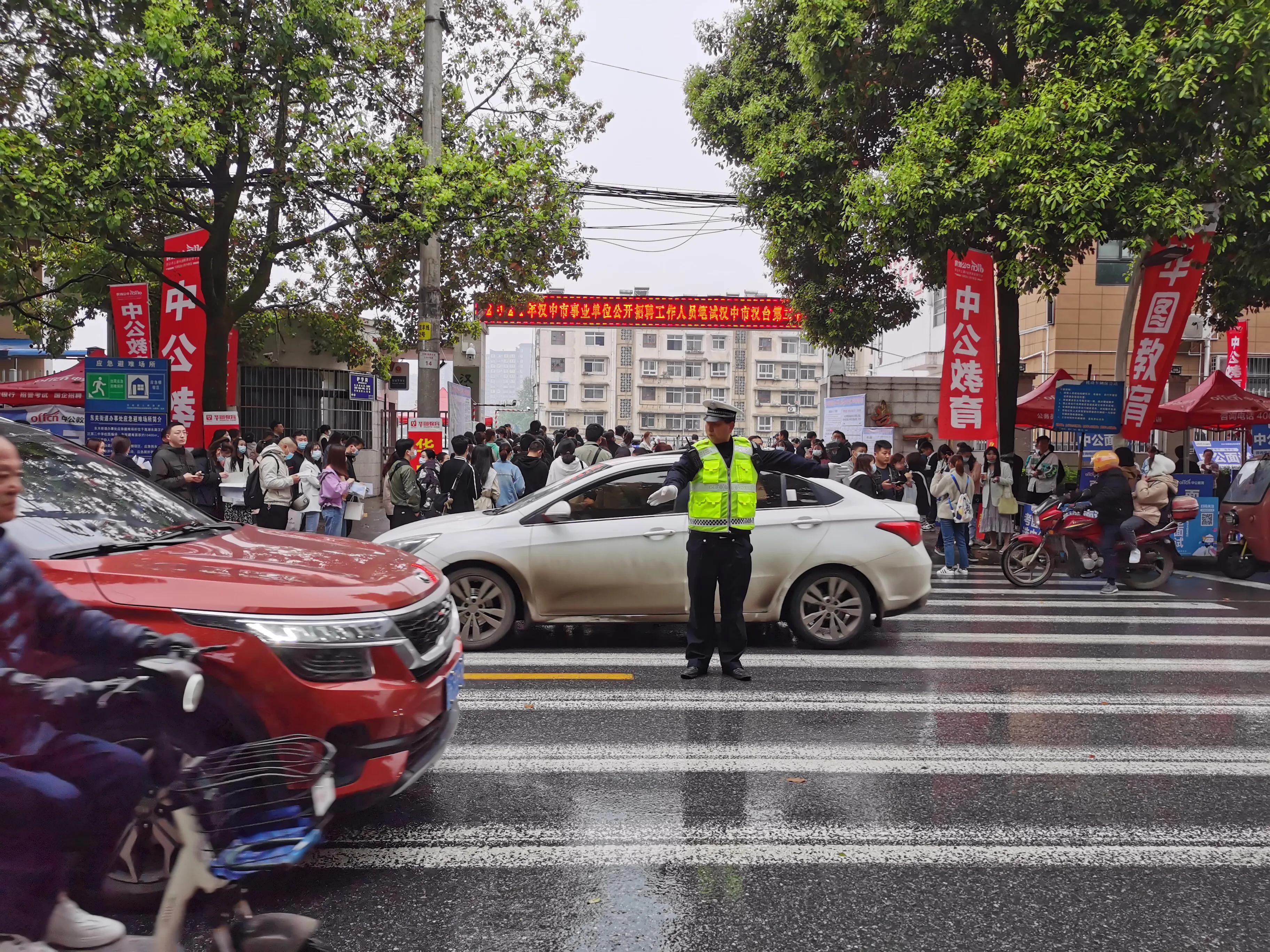 汉中交警一大队圆满完成2021年汉中事业单位招考交通安保任务