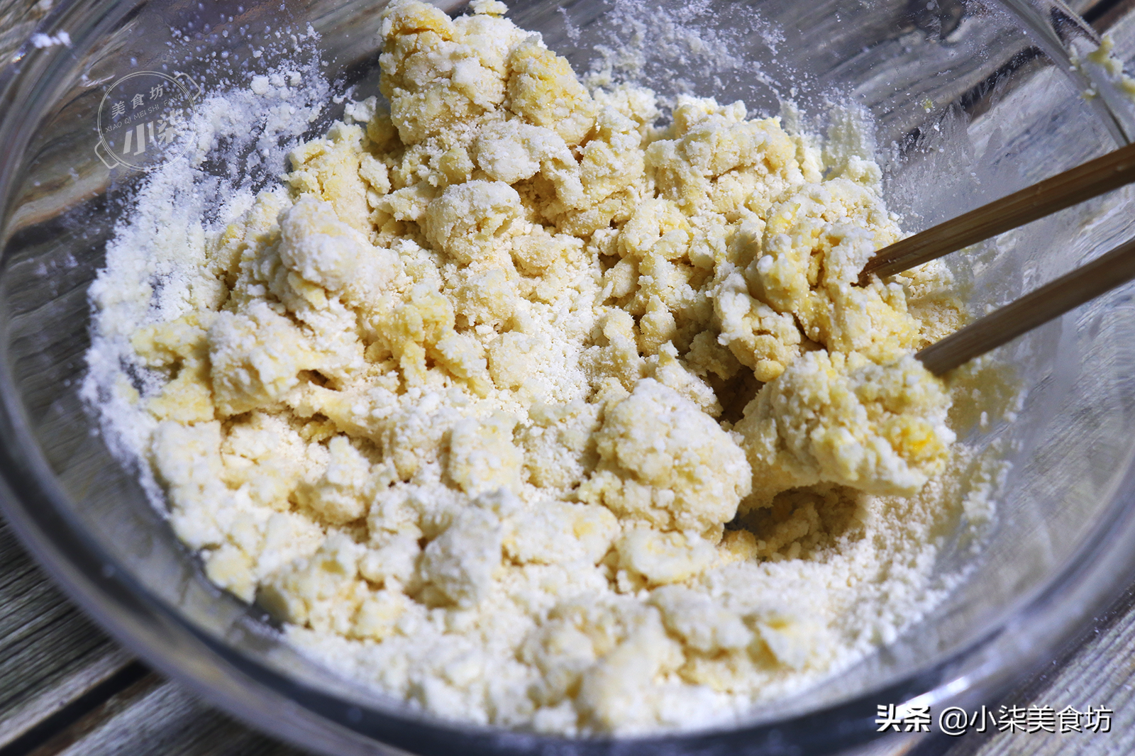 家裡蘋果吃不完，加一碗麵粉做蘋果派，甜而不膩，大人小孩都愛吃