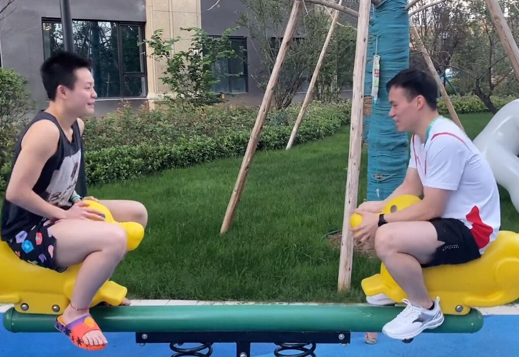 吃货！全红婵嘴上挂两条面太窘，谢思埸宣告回归训练：准备尖叫