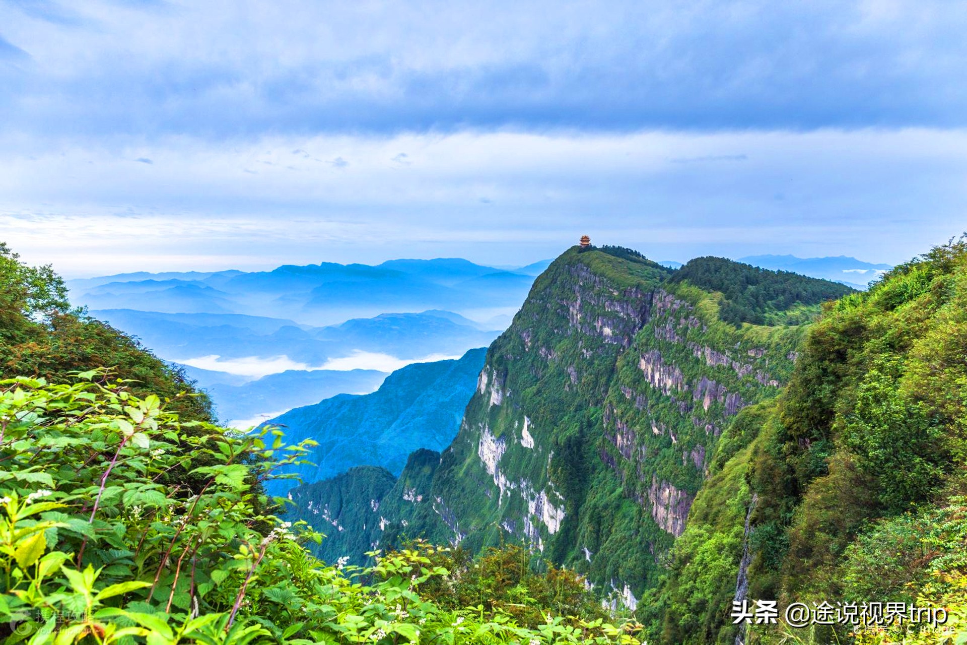 峨眉山,位于四川,是中国四大佛教名山之一,世界文化与自然双遗产