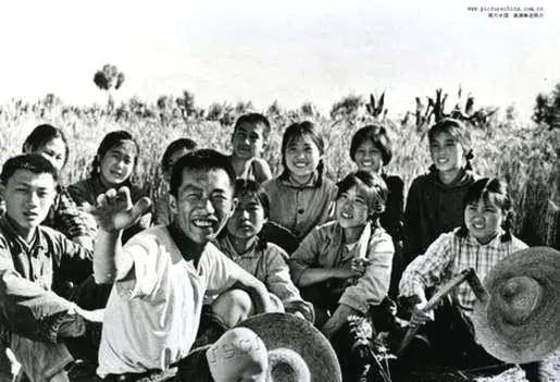 记录火红年代青春岁月的照片