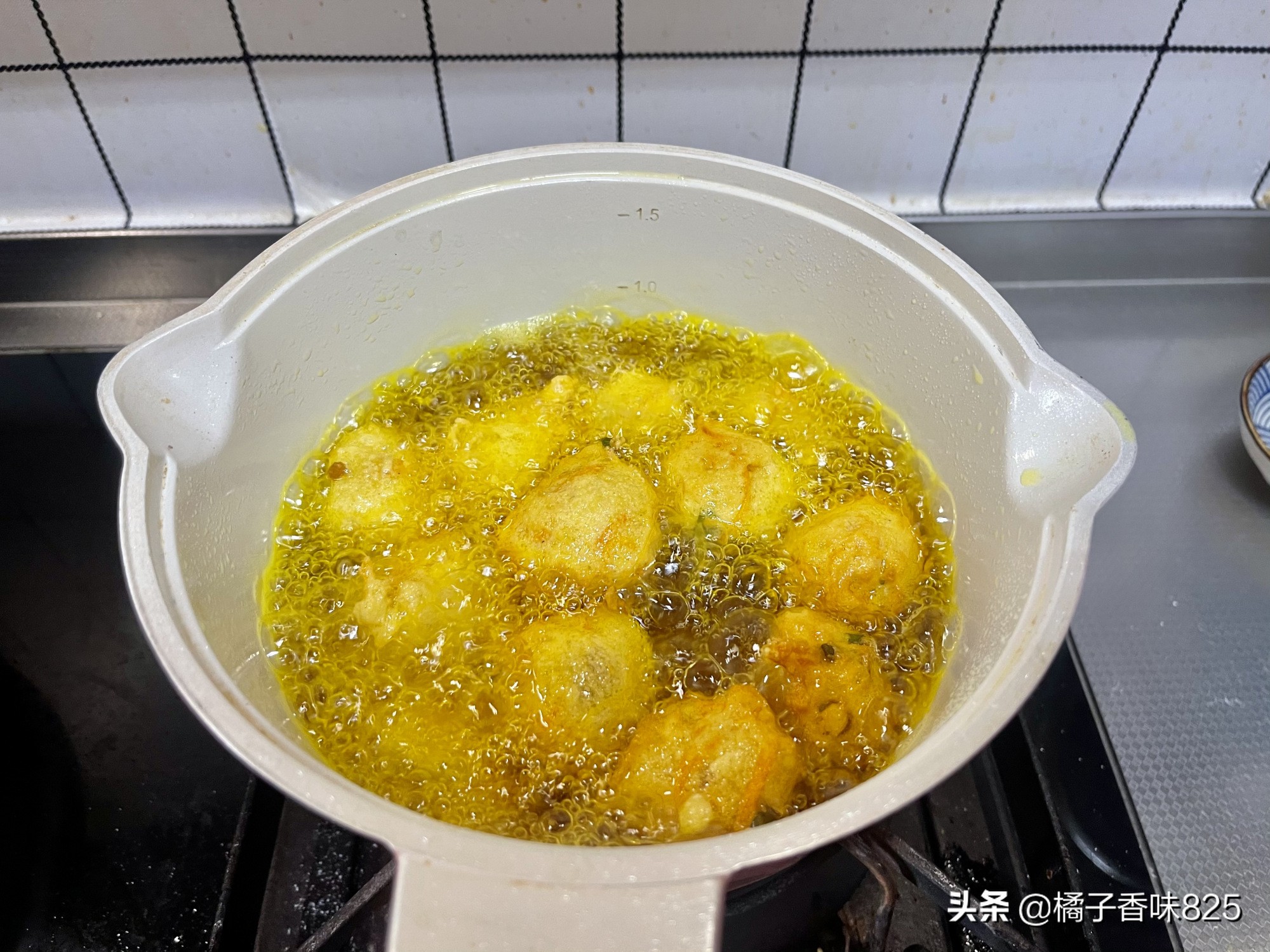 麻婆豆腐吃腻了，试试这个做法，一口一个的小丸子，不加肉也特香