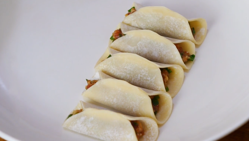 做鍋貼有人用澱粉，有人用麵粉，教你正確做法，個個酥脆好吃不膩