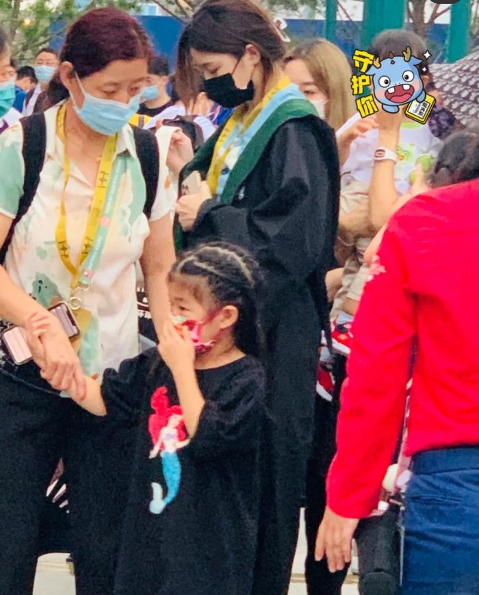 章子怡深夜晒与儿女亲吻照，忙到忘记吃月饼，在线辟谣拍《无名》