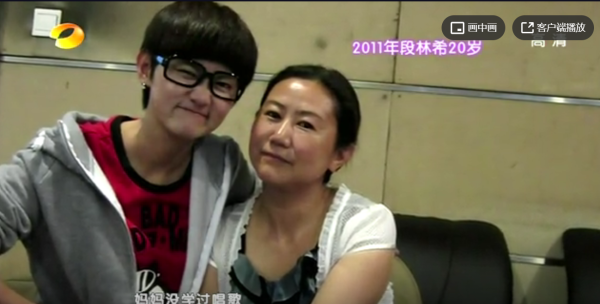 出道10年，“快女冠军”的多面人生：靠母亲接济