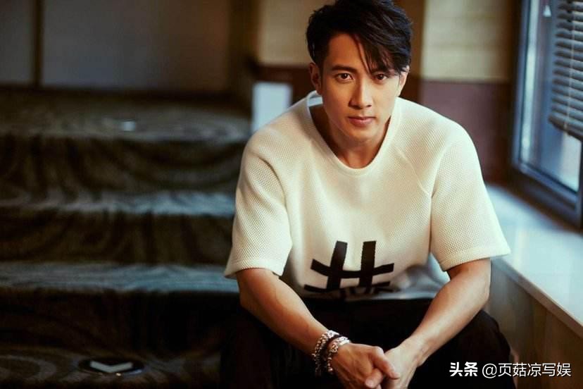 吴尊庆祝生日罕现身，家人生日只差一天有缘分，儿子大小眼仍很帅