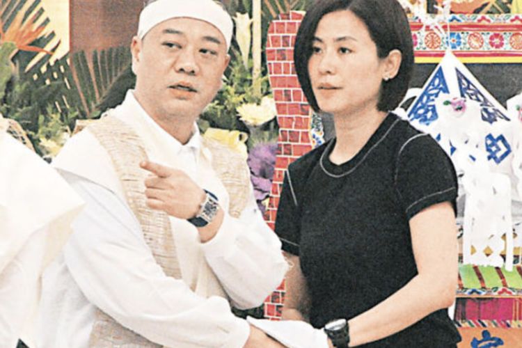 欧阳震华连续5年为宣萱庆生，两人贴脸合影似闺蜜，被喊话再合作