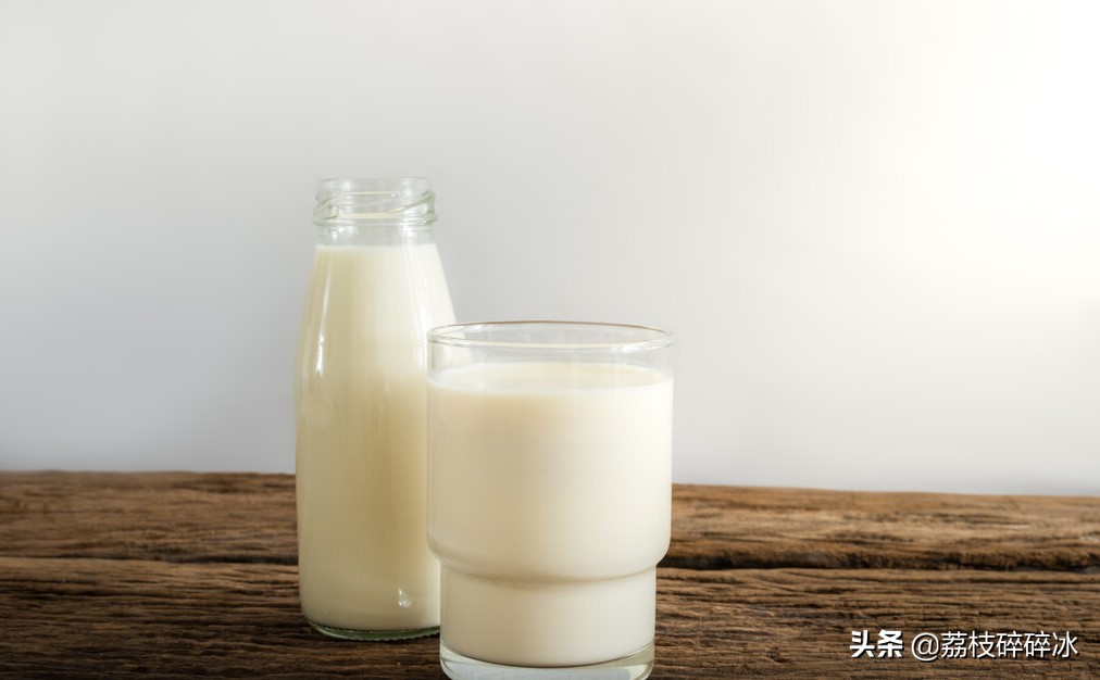 纯牛奶和酸奶哪个更有营养，早上喝还是晚上喝，别再弄错了