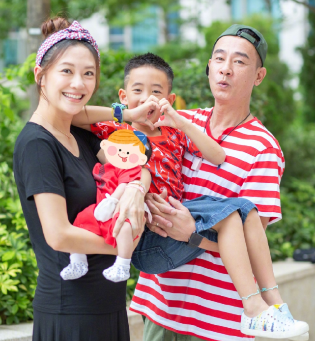 應采兒街邊玩手機被偶遇，穿短褲秀腿部肌肉線條，坐姿端正氣質好