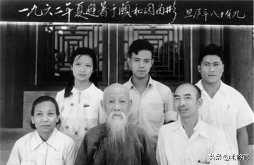 他辞官回家，路上遭到土匪打劫，行李翻开后，土匪泪崩跪送其30里