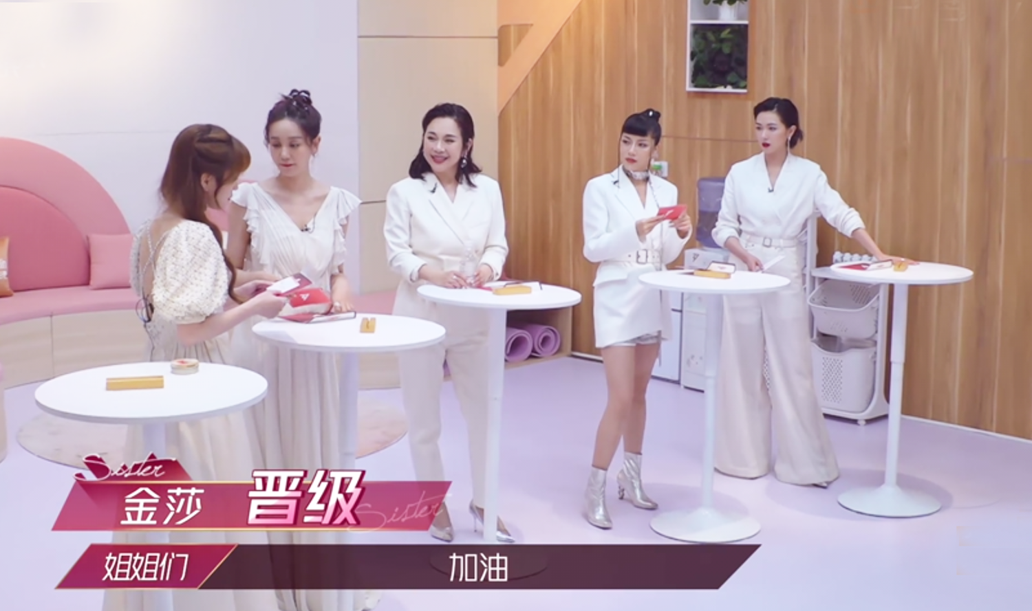 浪姐：万茜开启夸夸群，宝藏团让人意难平，仗