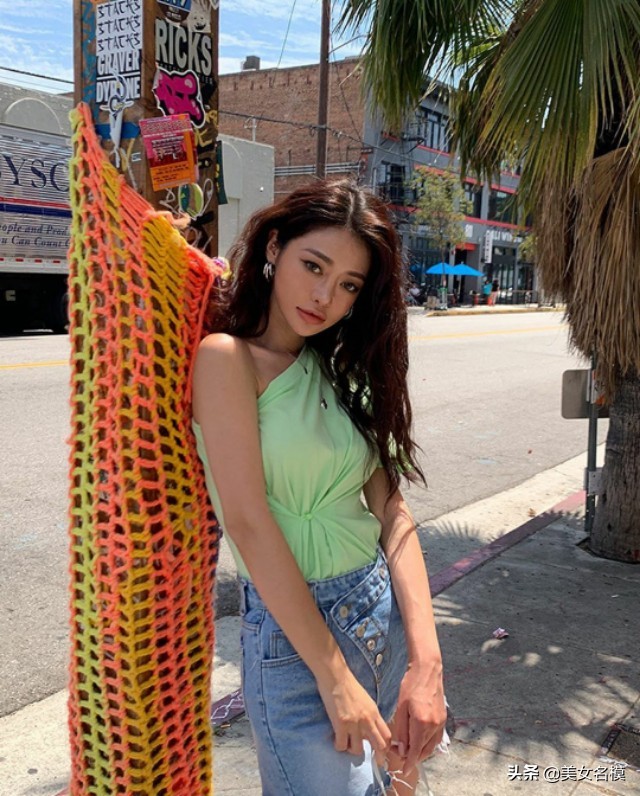 露肩上衣牛仔短褲，淑女又甜美！