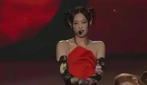 韩国女团舞台偷中国文化，买营销评论翻车，舞台造型像盗版红孩儿