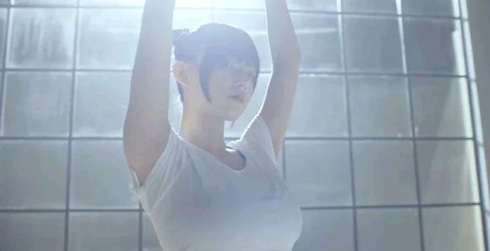 程潇在练习室里跳芭蕾，镜头拉近的那一刻，宅