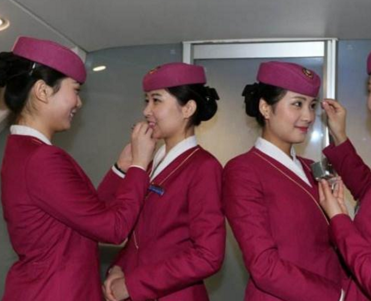 飛機開始航行，空姐為何要偷偷拉上布簾？小姐姐透露其中“貓膩”