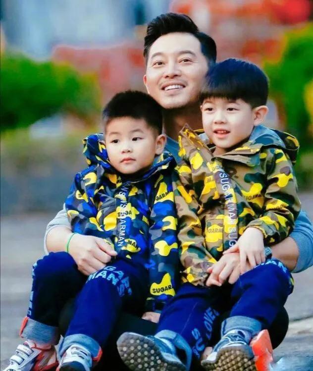 胡可晒全家福为二儿子庆生，7岁小鱼儿获家人献吻表情搞笑