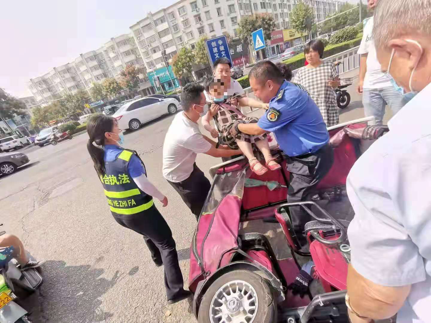 扶不扶？追不追？漯河“城管蓝”成为城市文明的守护色