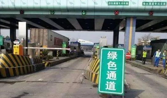 广东：一货车苹果上放篷布，被收3000多块过路费！最新回应
