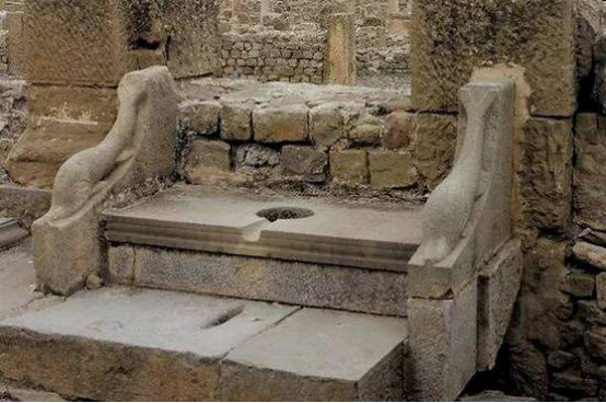 从土坑到马桶，古代贵族是怎么如厕的？走进古代厕所的发展史