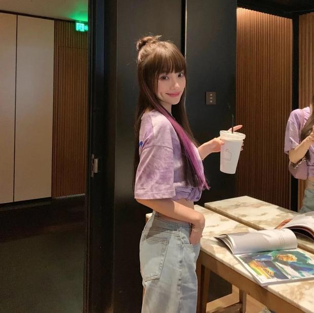 李小璐在卫生间喝奶茶晒美照 网友：什么怪癖？