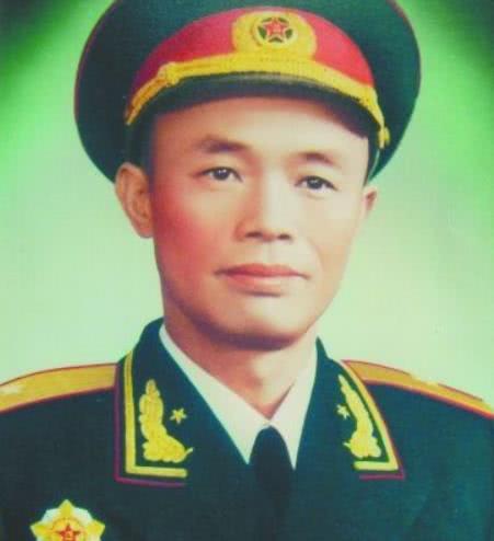 父母望子成龍，他是開國少將，為何卻讓兒子和孫子都回家種地