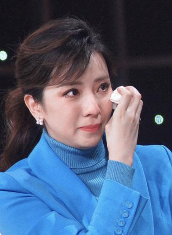 不当央视一姐，也没嫁给老头！李思思被80后老公