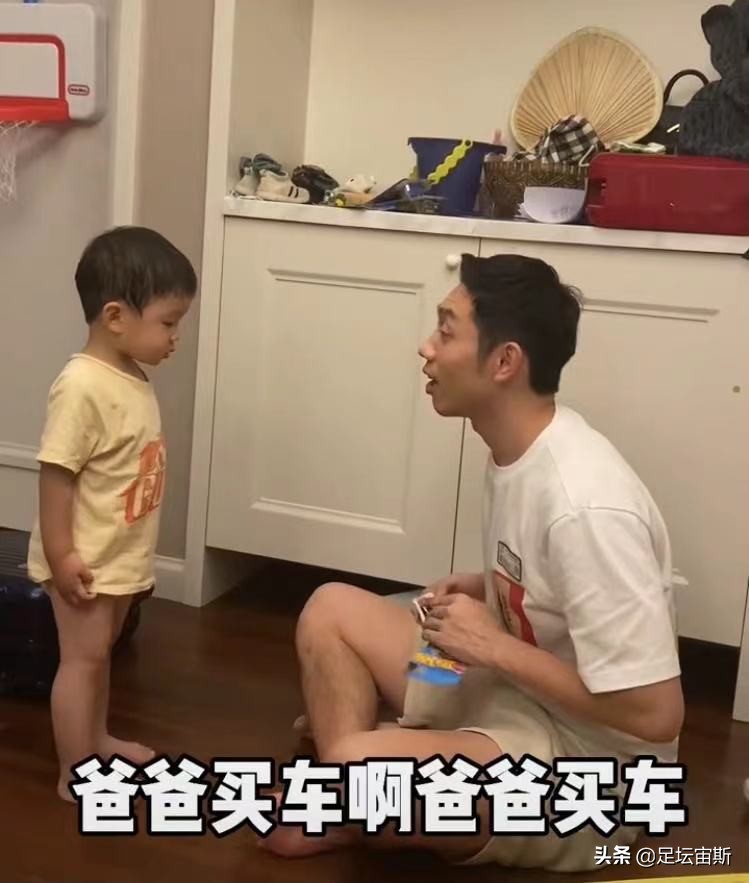 儿子见许昕主动求抱，奥运冠军给爱子送车索吻