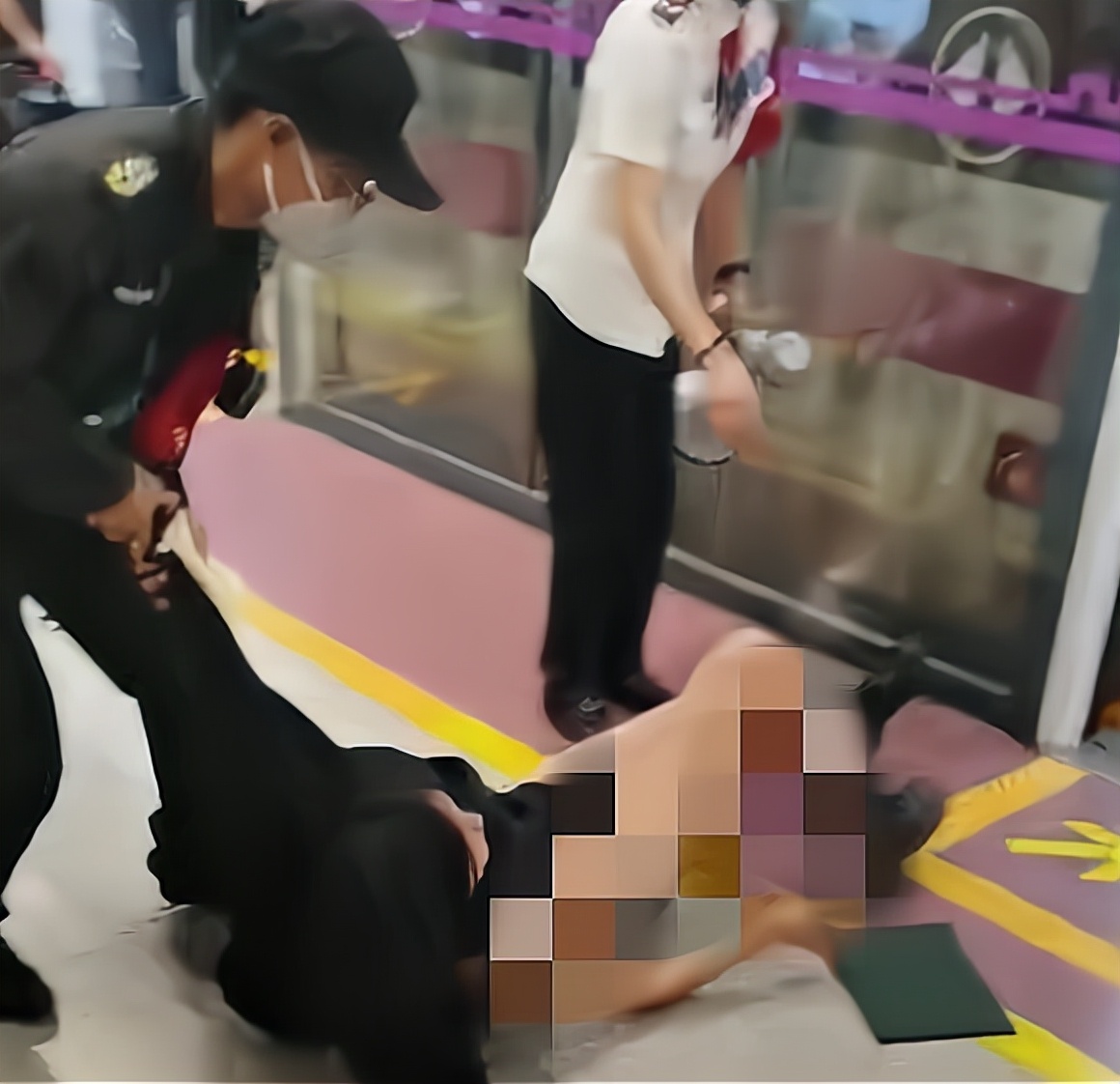 是西安地铁安保简单粗暴还是女子活该，从视频来看女子更值得同情