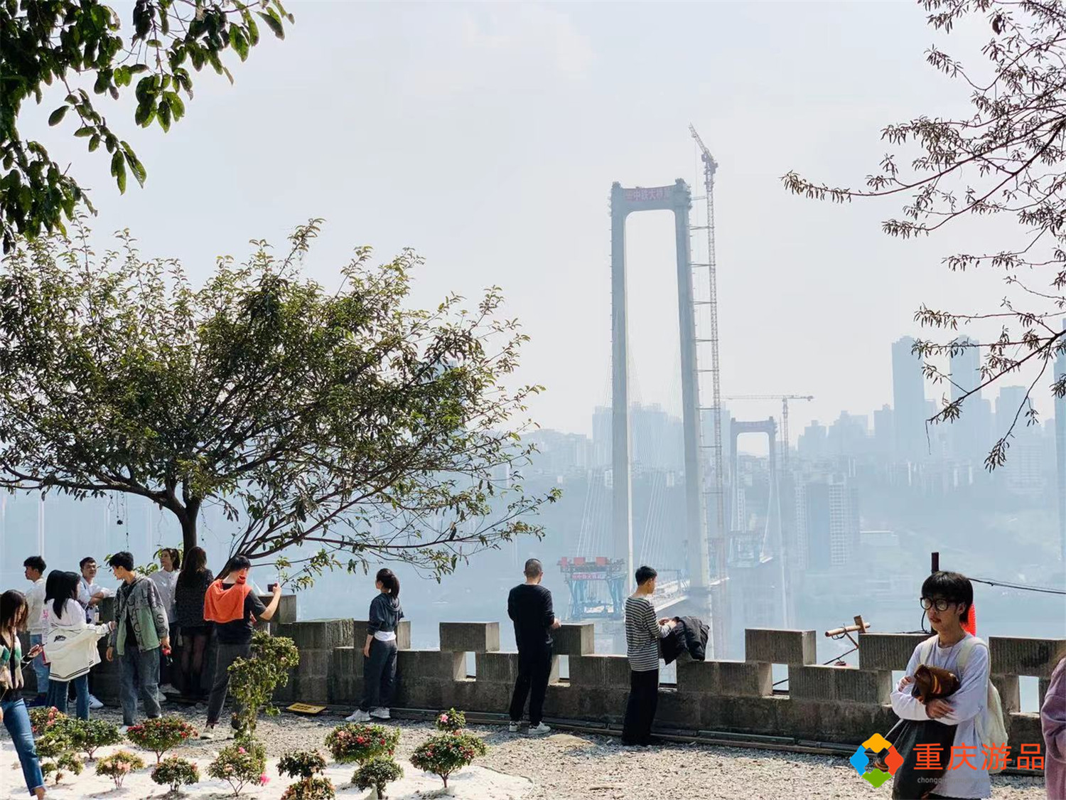 重庆2021年热门打卡地：山城巷法国教堂，废墟之上的望江花园