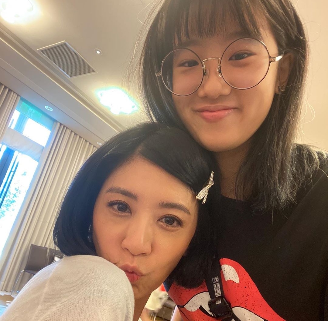 梧桐妹晒与家人同框，咘咘波妞铅笔腿抢镜，贾静雯卖萌毫无违和感