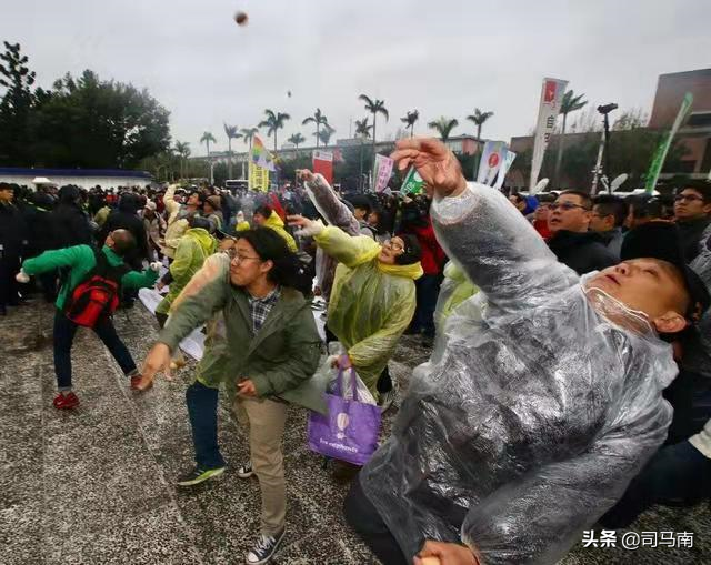 美国狂打台湾牌，两岸紧张局势加剧，吕秀莲用不知死活形容台湾人