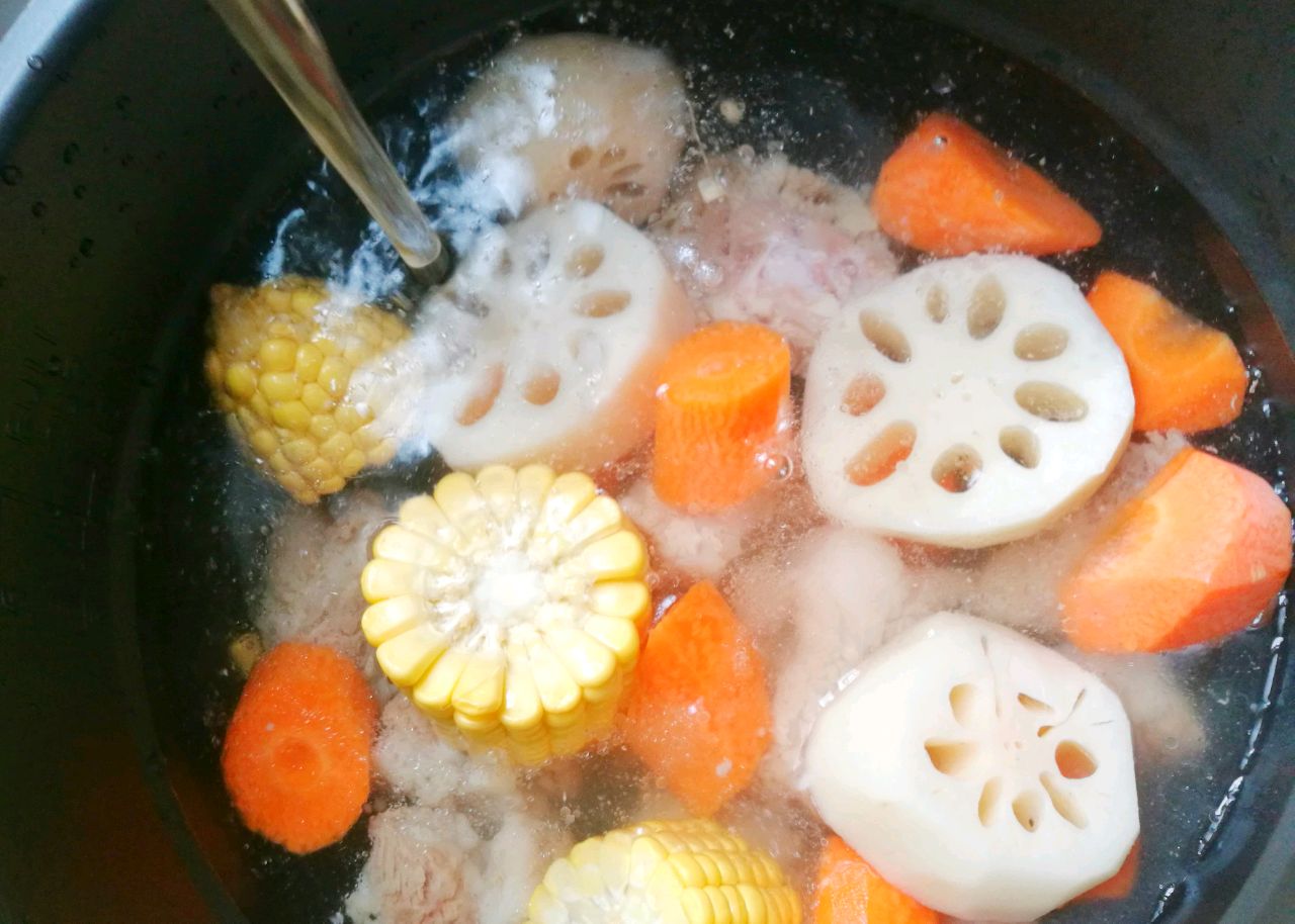 蓮藕可以養顏美容，延緩衰老，和排骨一起熬湯，味道非常鮮美