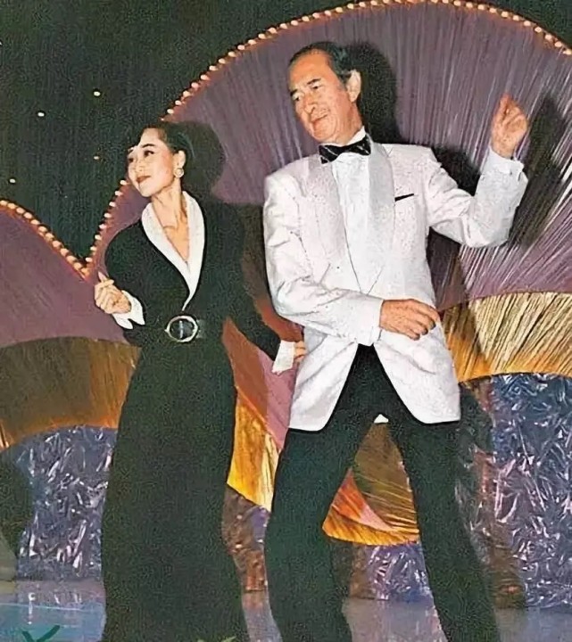 利智俩女儿晒照为她庆生，和李连杰结婚后退出