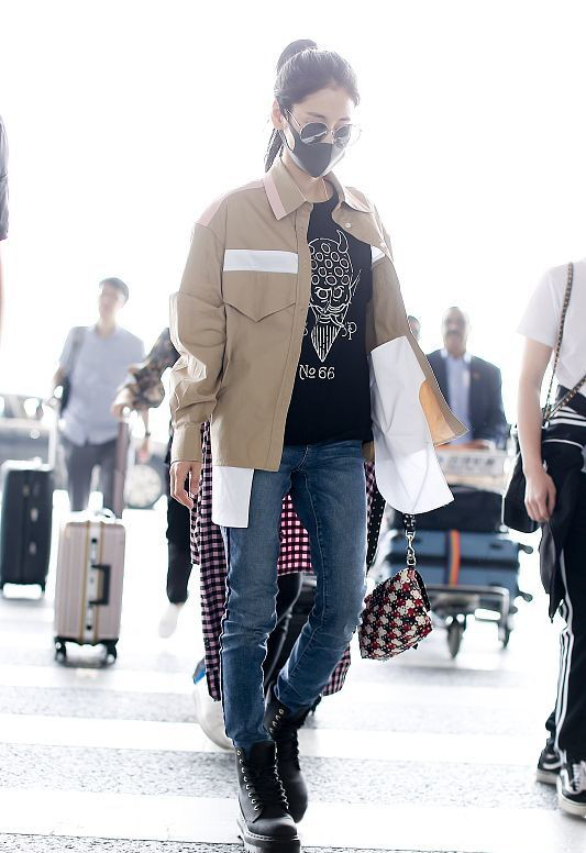 张碧晨一身飞行夹克更英气，当妈之后仍然自立