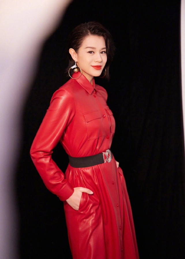 胡杏兒摟倆兒子幸福同框，奕霆趴媽媽孕肚感受胎動，畫面溫馨有愛