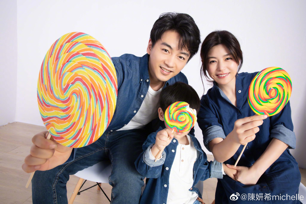 陳曉罕見攜兒子現身，父子一路嬉戲玩耍，4歲小星星眉眼很像爸爸