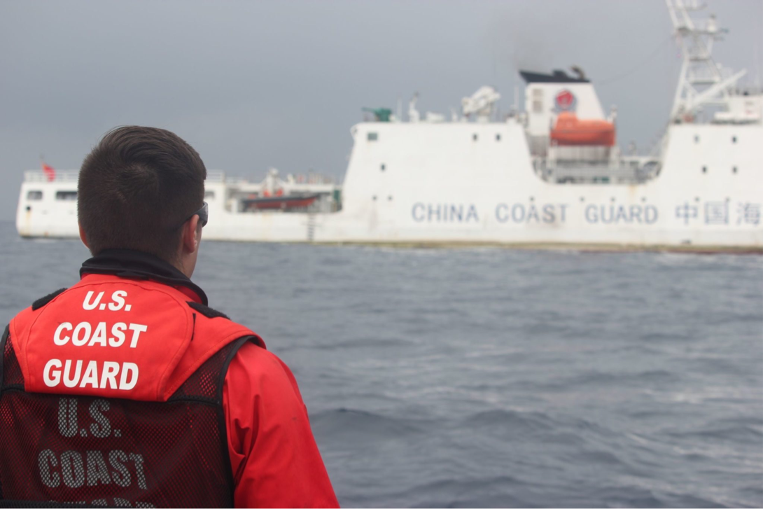美国海警彻底不要脸了？抢夺中国渔船收获，沦为21世纪海盗