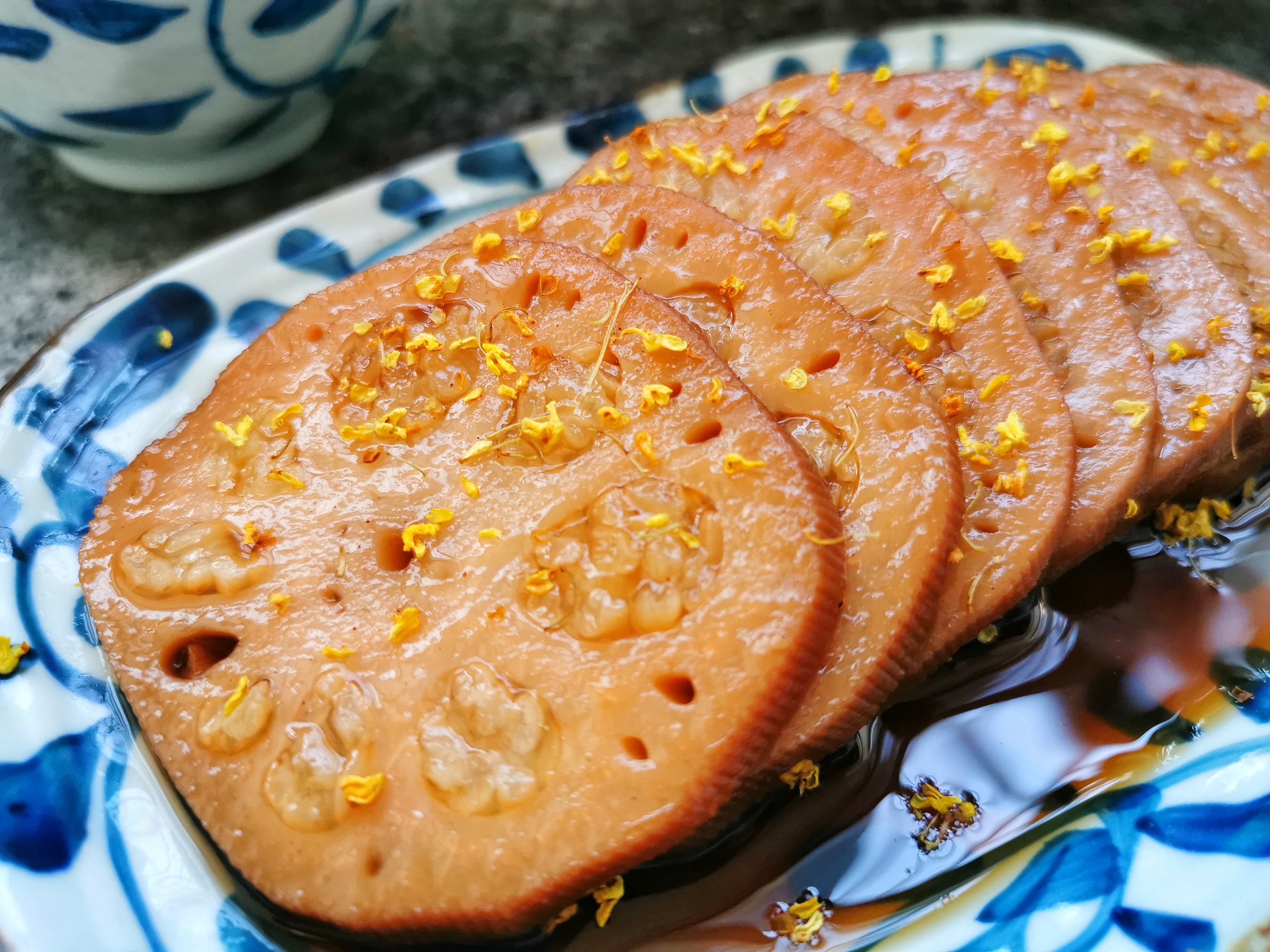 1碗糯米2根蓮藕，電飯鍋煮一煮，香甜軟糯吃不夠，比買的好吃
