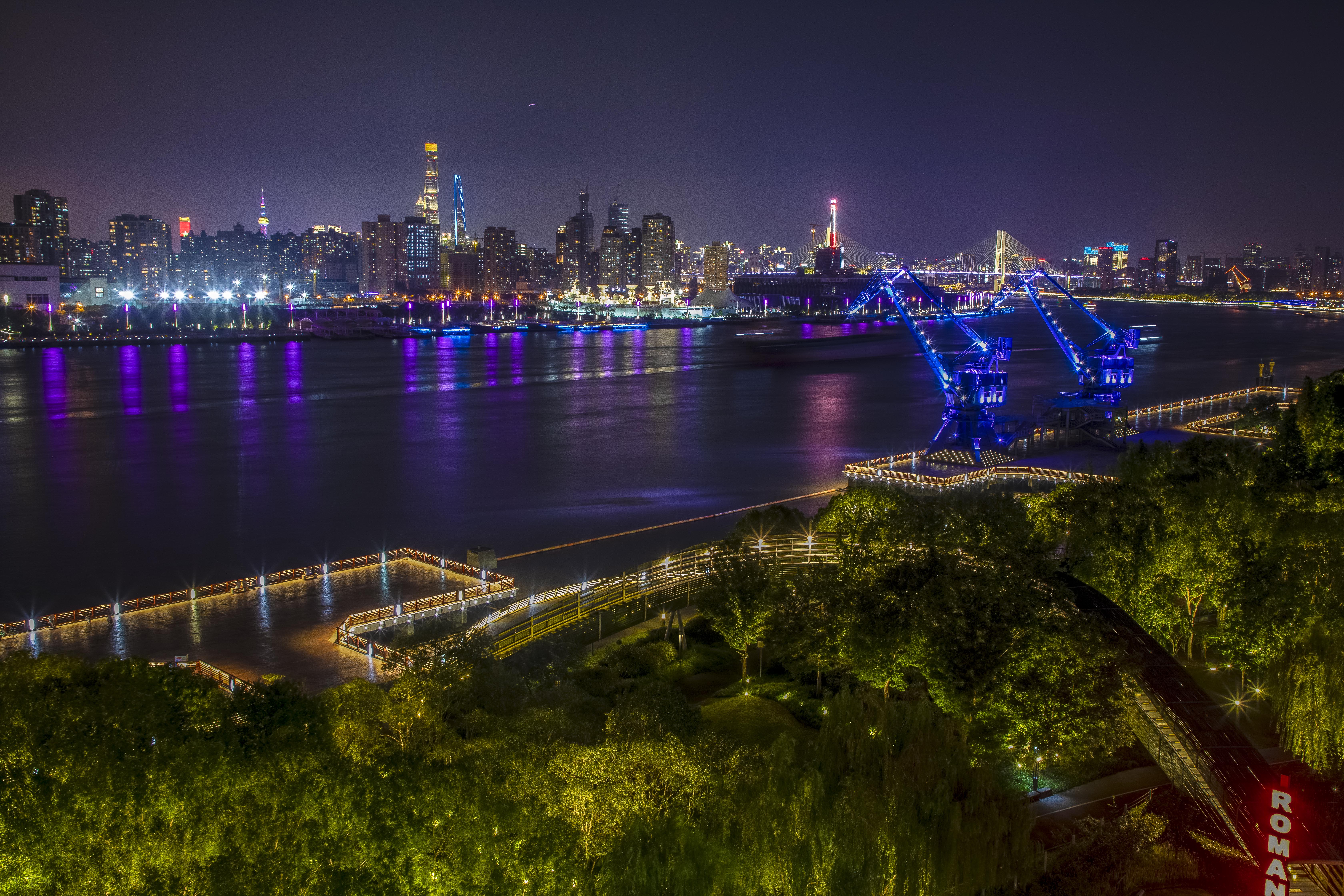 夜游上海新去处，这里有精彩的表演，也有让人沉醉的城市夜景