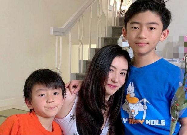 張柏芝錄節目倆兒子出鏡，Lucas顯成熟，二兒子成迷你版謝霆鋒