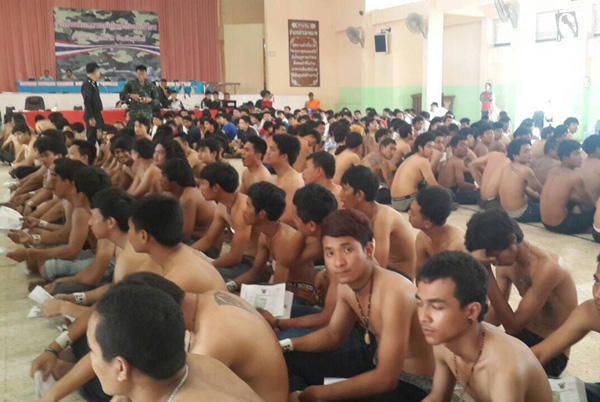 泰国爆笑征兵抽签，抽中当场去世？网友：今年最好笑哈哈哈哈