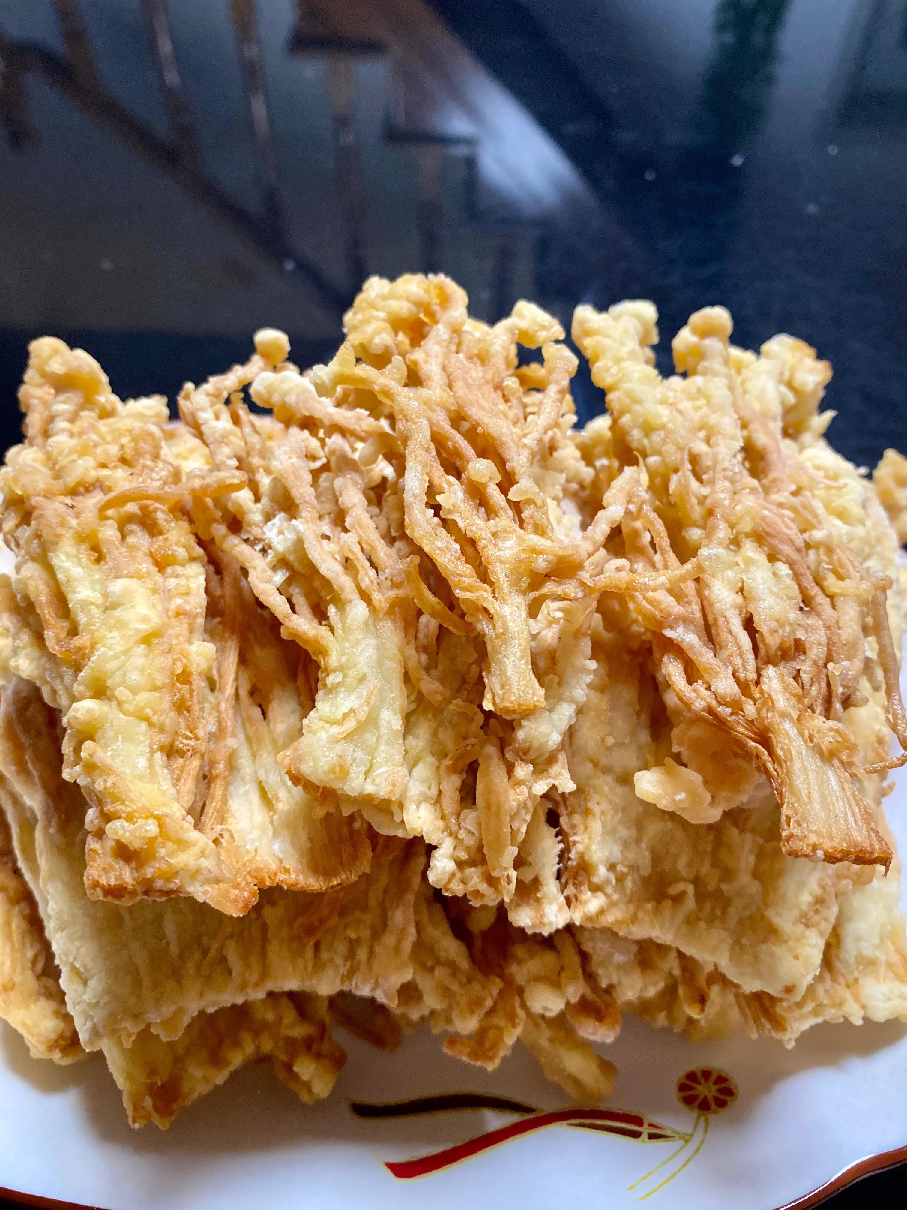 金針菇這樣炸著吃，酥的掉渣，成本不足5塊錢，老公說好像發財樹