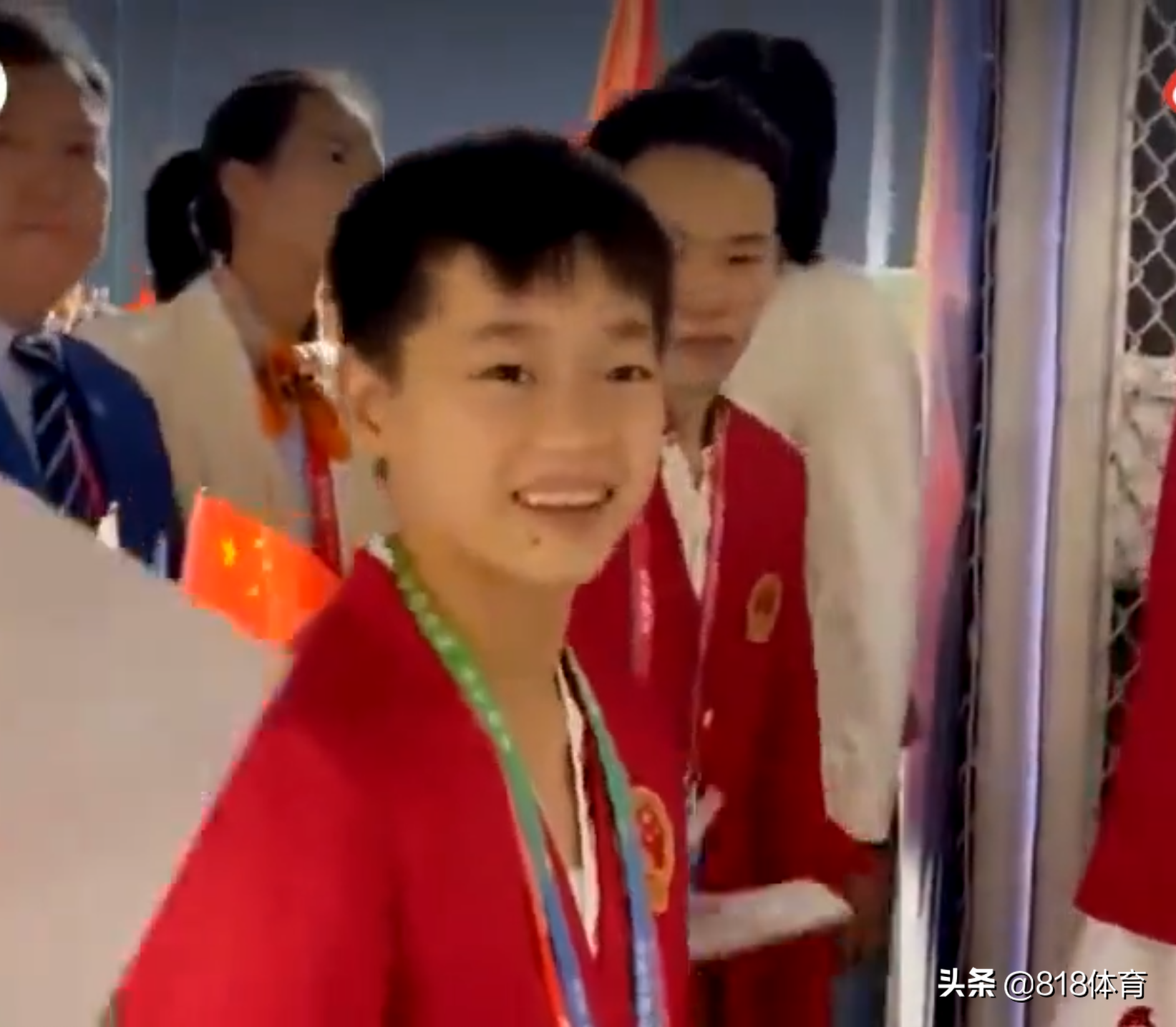 乖巧!全红婵开幕式候场,小姐姐称赞:你真厉害!红姐点头微笑:谢谢!