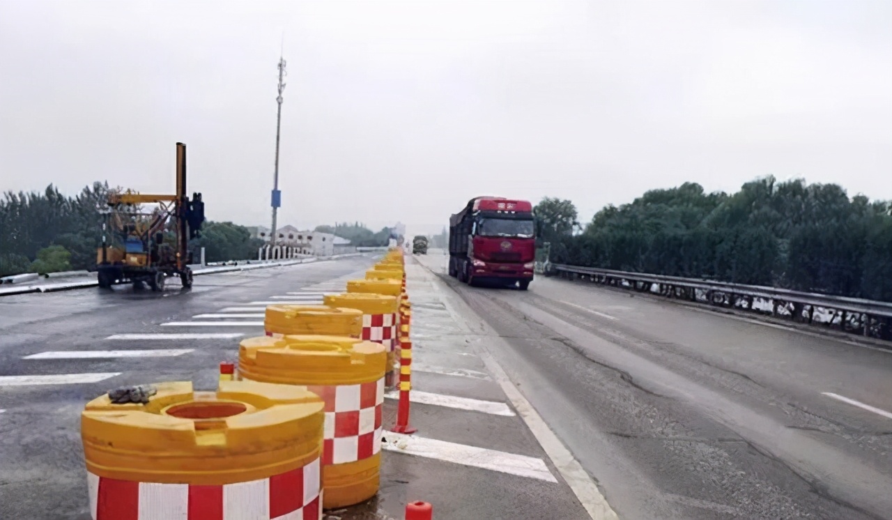 山西一条高速公路开始扩建，由四车道扩成八车道，就在晋城境内