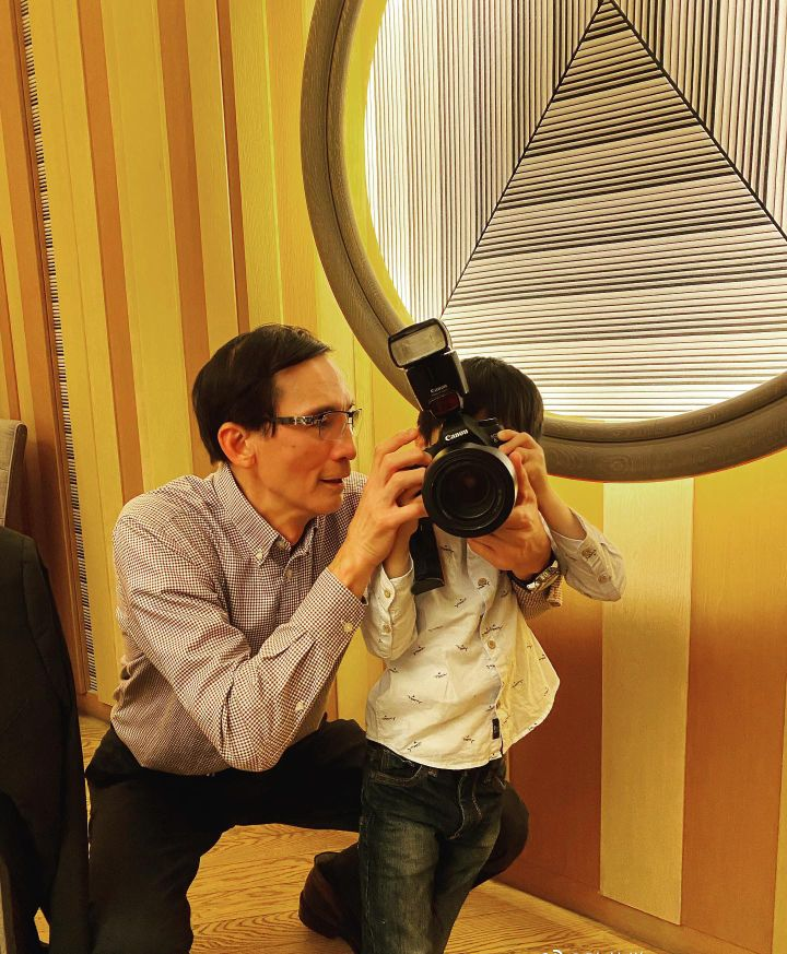 林志穎嬌妻陪丈母娘逛街，陳媽拎大牌包滿身珠寶，胖成女兒兩倍