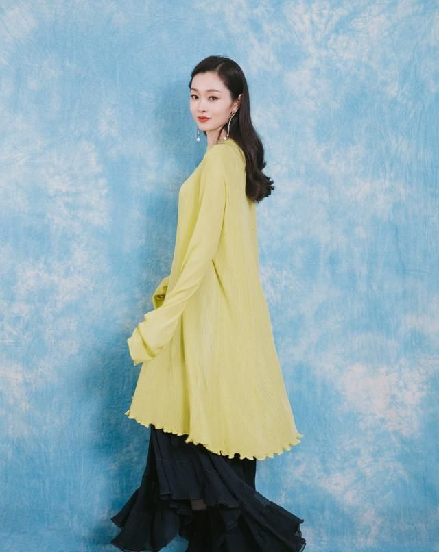 她腰围比雷佳音头还小，今穿V领轻纱裙戴皇冠，31岁美成小公主