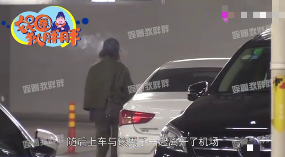 赵薇机场落寞抽烟，45岁与富商老公结婚13年，却被传婚变？